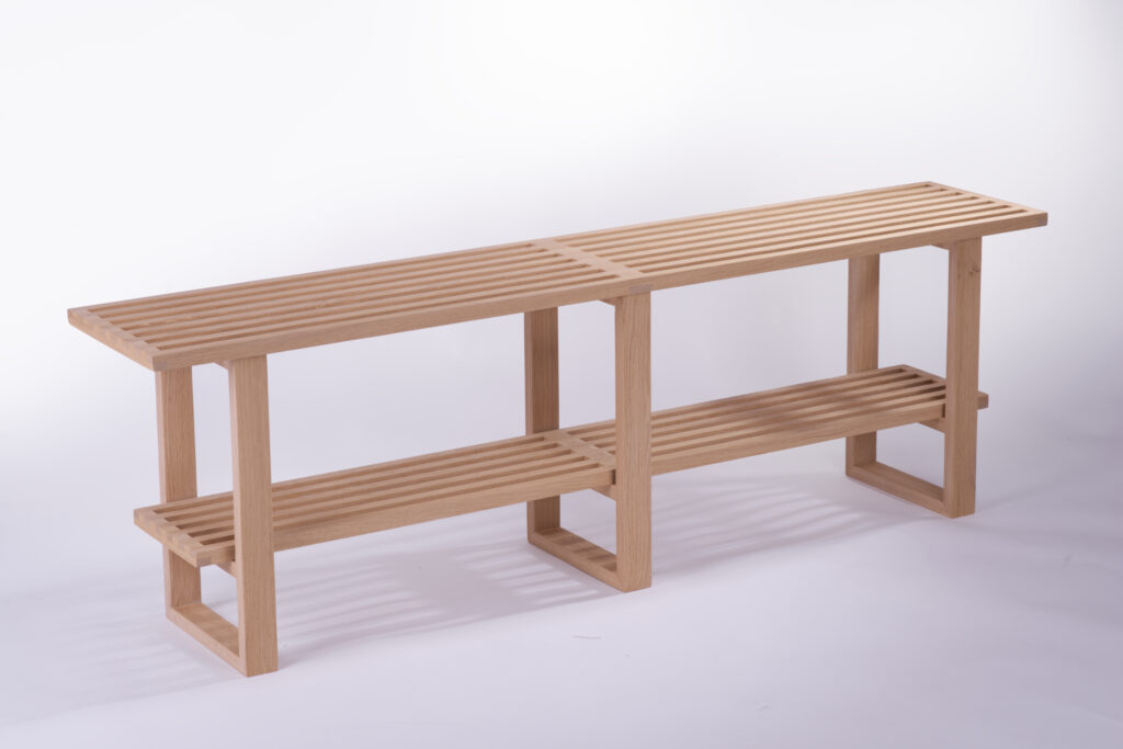 Półka wolnostojąca z litego dębu – styl Japandi