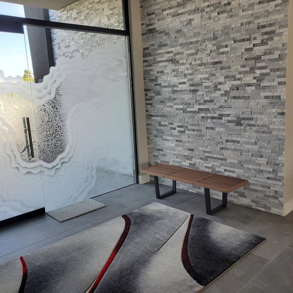 lawa z orzecha amerykanskiego w hallu